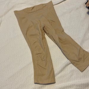 Barely There slimming capris